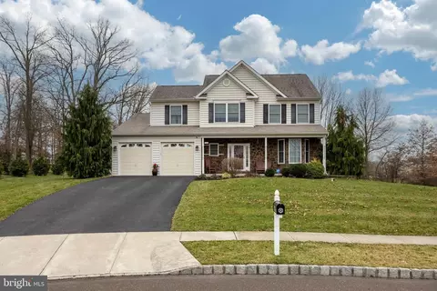 8 Wisteria Ct, Sellersville, PA 18960