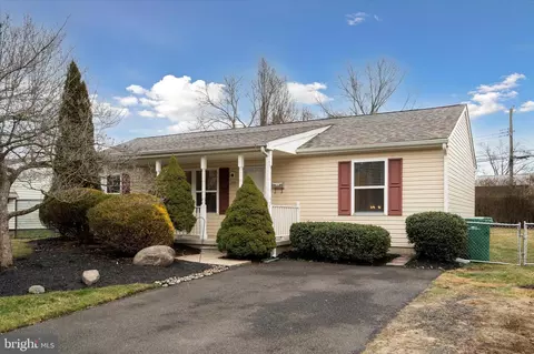 255 Oaktree Dr, Levittown, PA 19055