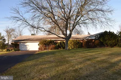 2370 Hillcrest Rd, Quakertown, PA 18951