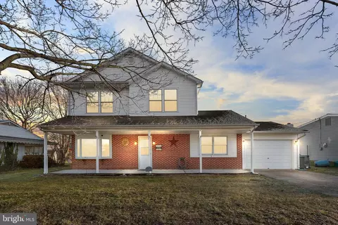 16 Pond Ln, Levittown, PA 19054