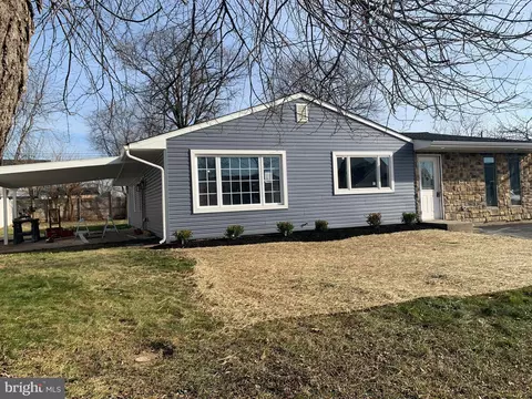 24 Mistletoe Ln, Levittown, PA 19054