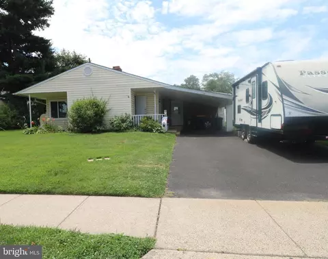 8 Stonybrook Dr #E, Levittown, PA 19055