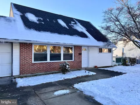 33 Jasmine Rd, Levittown, PA 19056
