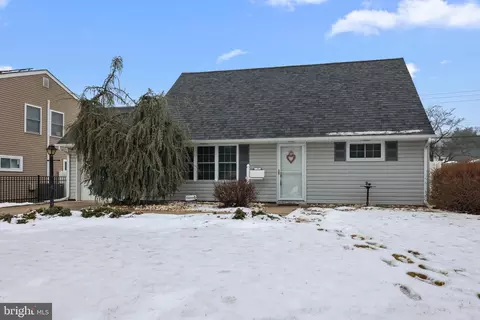 26 Kingapple Ln, Levittown, PA 19055