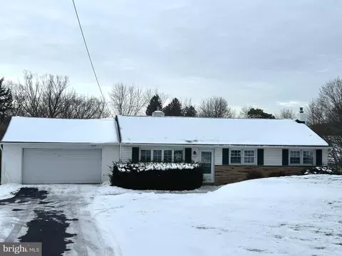222 W Schwenkmill Rd, Perkasie, PA 18944