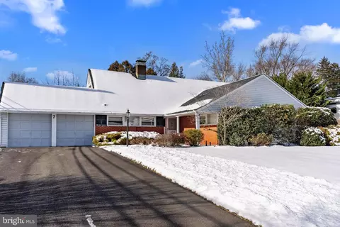 7 Flamehill Rd, Levittown, PA 19056