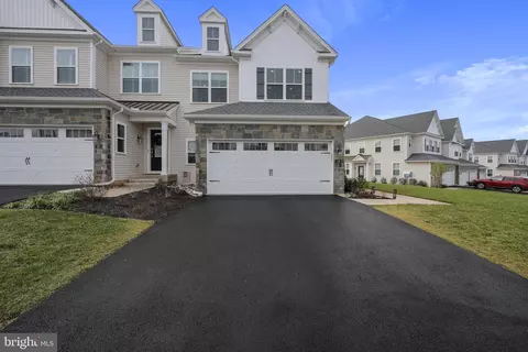 18 Spring Mill Dr, Ivyland, PA 18974