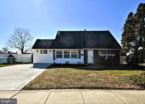 67 Jonquil Ln, Levittown, PA 19055