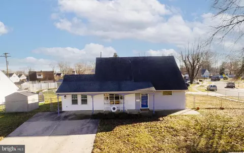 2 Vitaloak Ln, Levittown, PA 19054