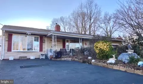 65 Orchard Ln, Levittown, PA 19055