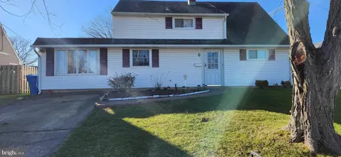 6 Roundabout Ln, Levittown, PA 19055