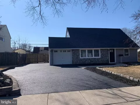 27 Quail Rd, Levittown, PA 19057