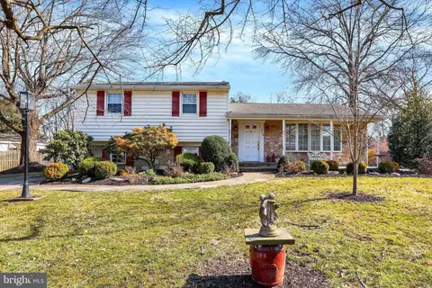 319 Holly Knoll Dr, Churchville, PA 18966