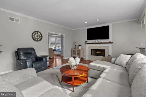 Living - 2013 Carmel Dr, Jamison, PA 18929 photo 3 of 6