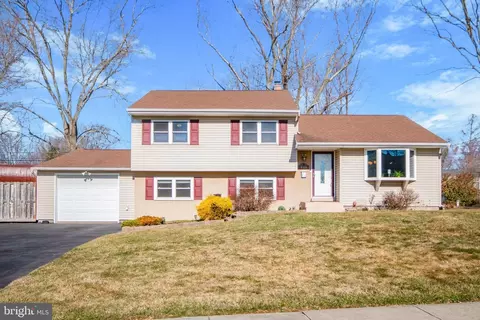 512 Oxford Rd, Morrisville, PA 19067
