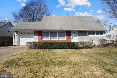 11 Viewpoint Ln, Levittown, PA 19054