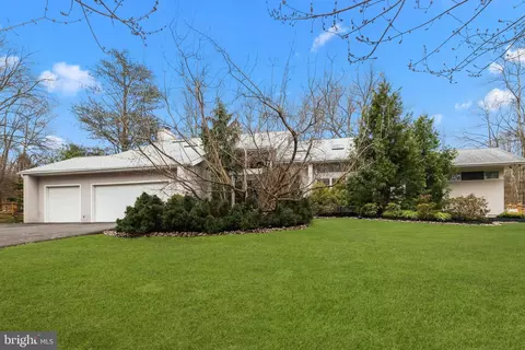 5 Woodland Rd, Newtown, PA 18940