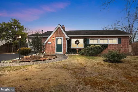 48 Thornyapple Ln, Levittown, PA 19054