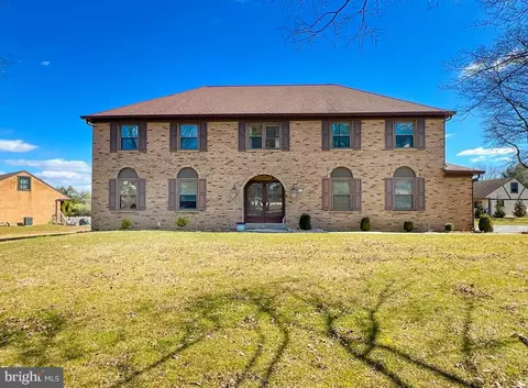 17 W Norton Dr, Holland, PA 18966