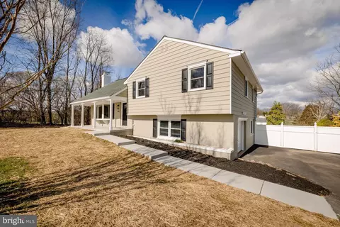 318 Woodcock Ln, Feasterville Trevose, PA 19053