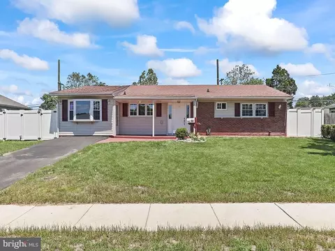 33 Indian Park Rd, Levittown, PA 19057