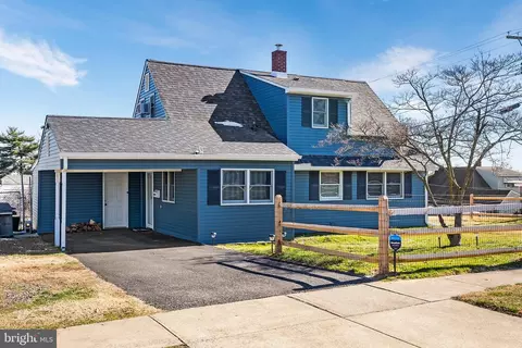 2 April Ln, Levittown, PA 19055