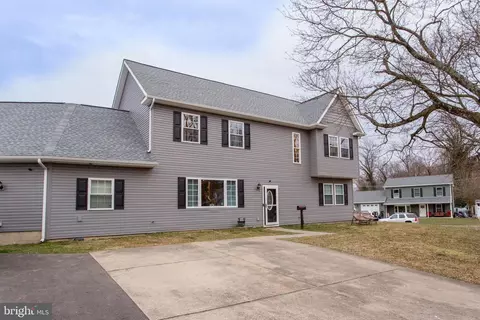 2 Underwood Rd, Levittown, PA 19056