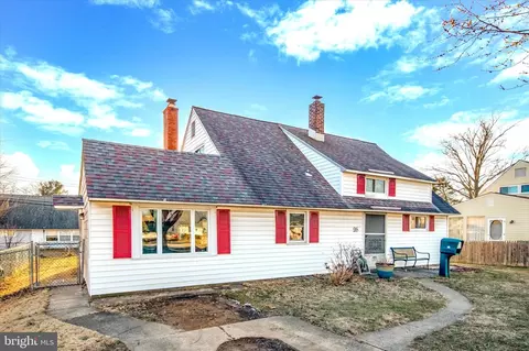 26 Holly Dr, Levittown, PA 19055