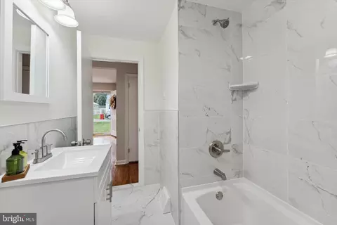 Bath - 449 Maple St, Warminster, PA 18974 photo 3 of 5