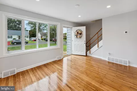 Living - 449 Maple St, Warminster, PA 18974 photo 2 of 4