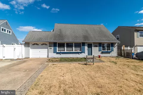 32 Pumpkin Hill Rd, Levittown, PA 19056