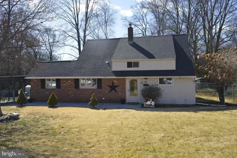 23 Rocky Pool Ln, Levittown, PA 19055