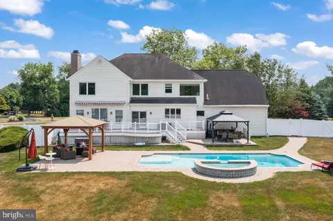 2 Wheatsheaf Ct, New Hope, PA 18938