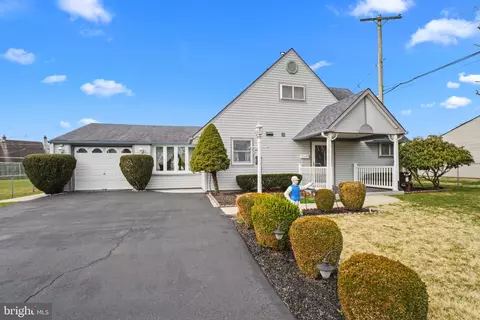 31 Almond Ln, Levittown, PA 19055