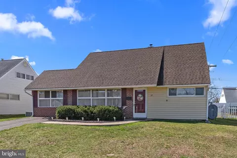 27 Jewel Ln, Levittown, PA 19055