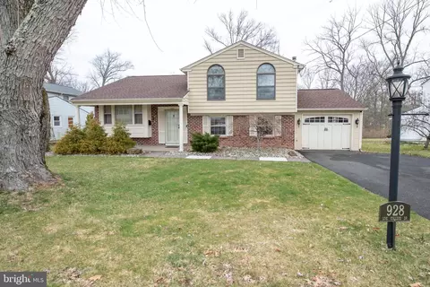 928 Log College Dr, Warminster, PA 18974