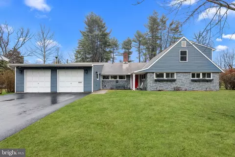 15 Flagstone Pl, Levittown, PA 19056