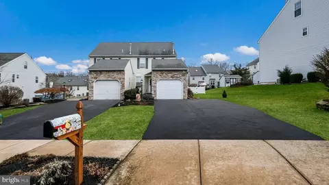 73 Wheatsheaff Ln, Perkasie, PA 18944