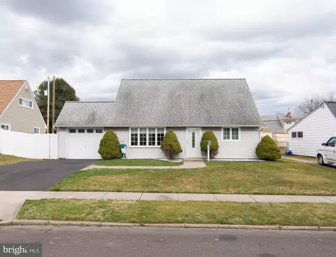 24 Macintosh Rd, Levittown, PA 19056