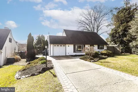 33 Viking Ln, Levittown, PA 19054