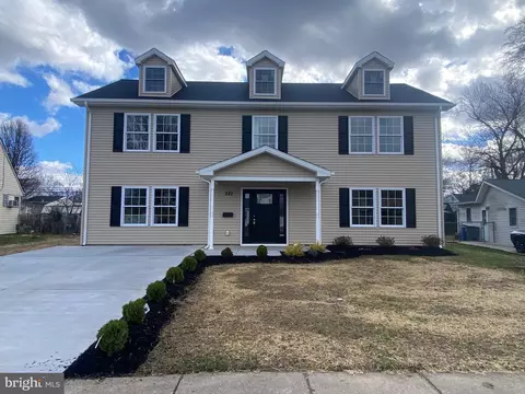 222 Northpark Dr, Levittown, PA 19054