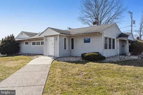 44 Sweetbriar Ln, Levittown, PA 19055