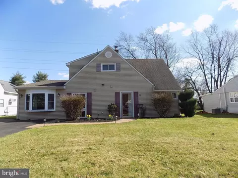 15 New School Ln, Levittown, PA 19054