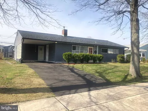 29 Fortune Ln, Levittown, PA 19055
