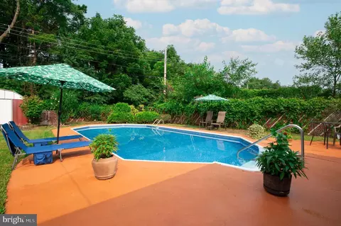 99 Kingwood Ln, Levittown, PA 19055