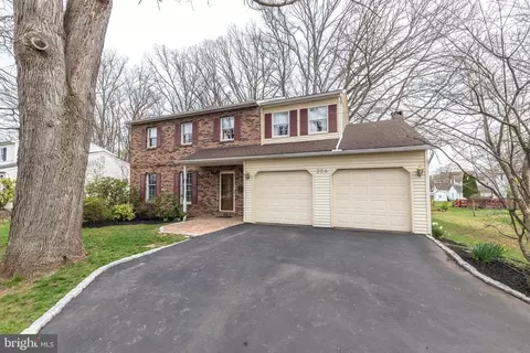 206 Crestview Dr, Telford, PA 18969