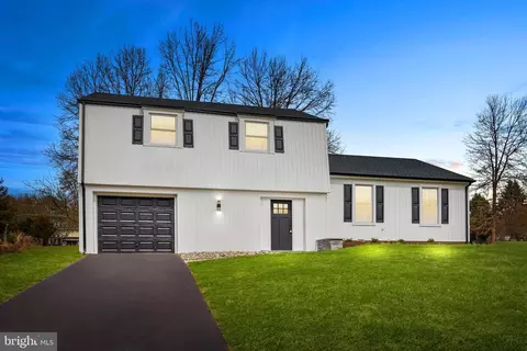 30 Wooden Bridge Ct, Holland, PA 18966