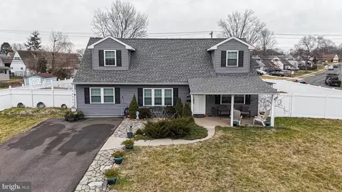 133 Plumbridge Dr, Levittown, PA 19056