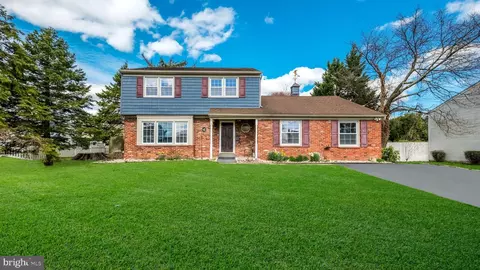 371 Overlook Dr, Warminster, PA 18974