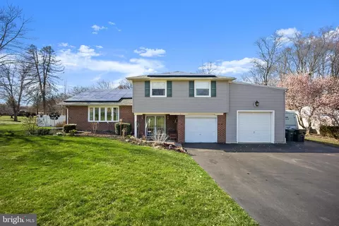 6 E Rambler Dr, Holland, PA 18966
